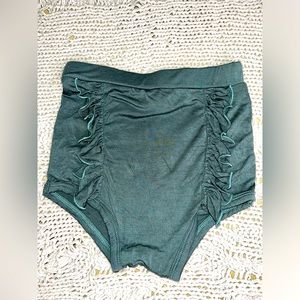 Kate Quinn baby girl ruffle shorts green 18-24 months